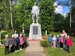 В преддверии праздника 9 мая воспитанники совместно посетили мемориал "Памяті былых весак"